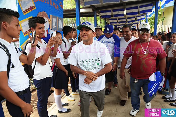 Rom&aacute;n "Chocolatito" Gonz&aacute;lez siembra un &aacute;rbol en el Instituto Ram&iacute;rez Goyena